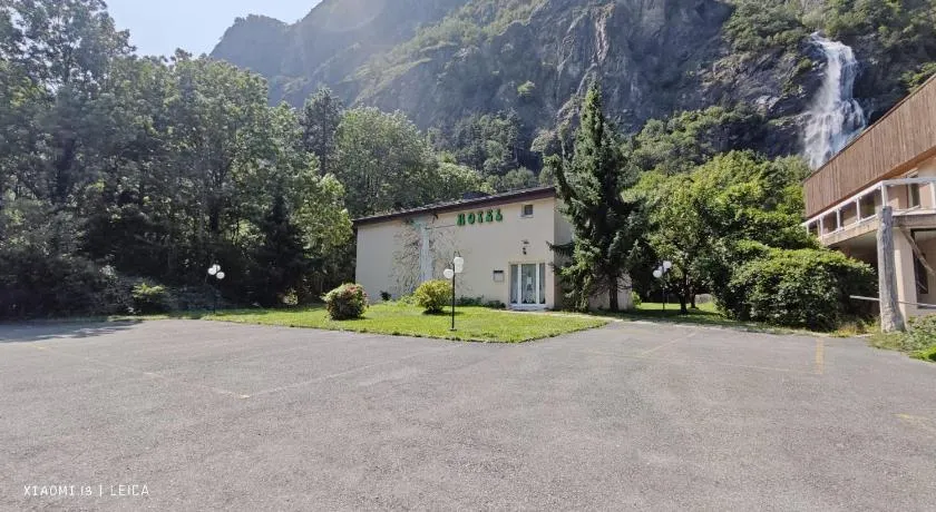 La Cascade - Image 1