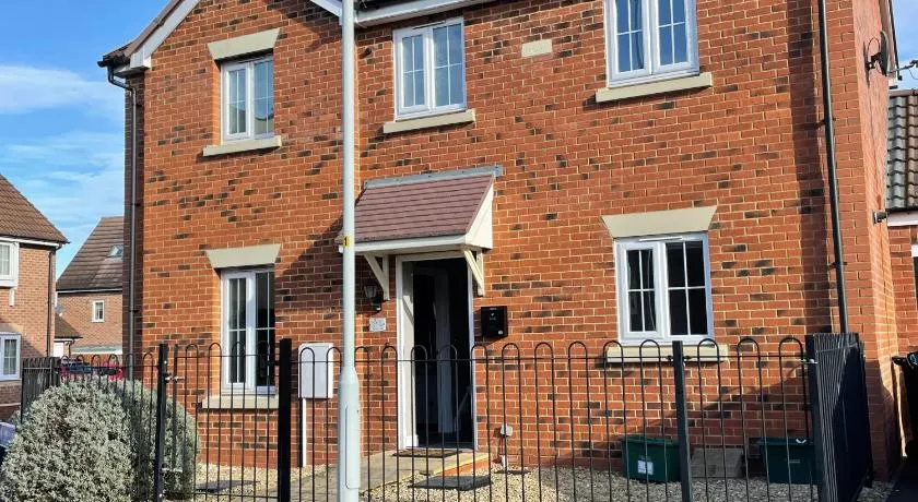 Stunning Large Detached Gloucester, 4 beds, 3 bedroom, 2 bathroom property, Nr Chelt, The Docks and Quays sleeps 6 - Image 1