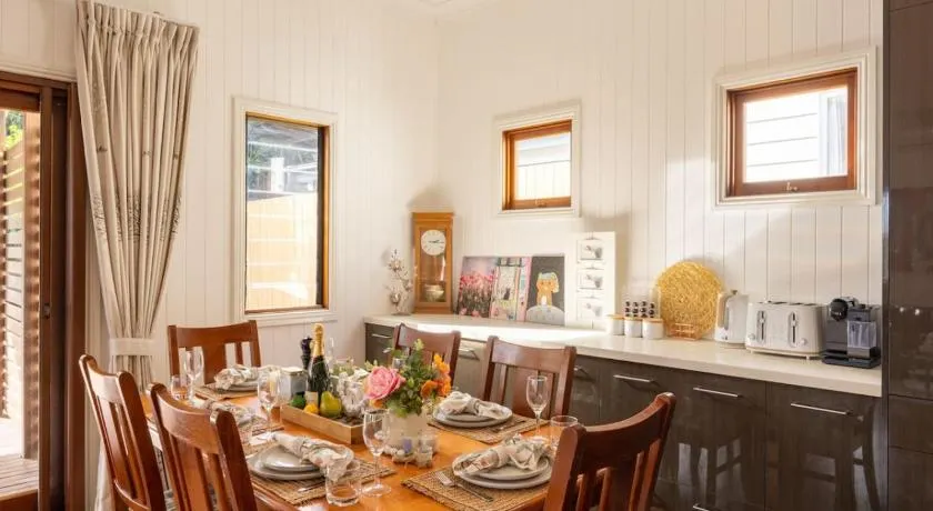6KM to CBD Convenient 5BR Queenslander Coorparoo - Image 1
