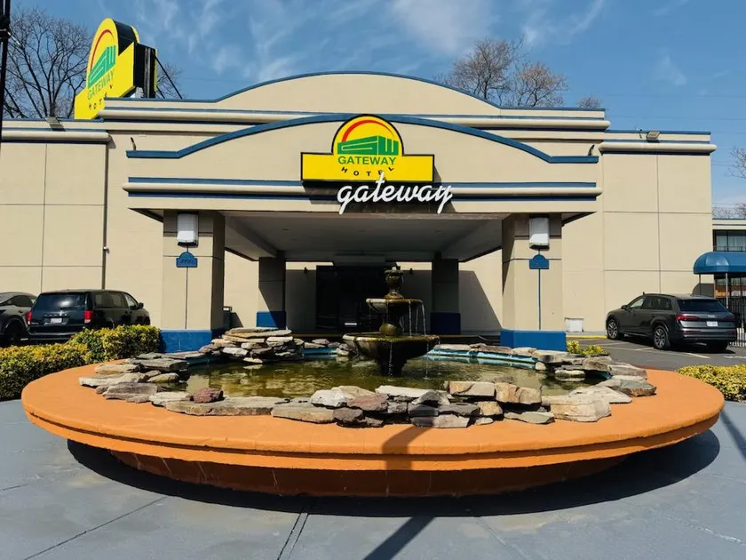 Gateway Hotel - Image 1