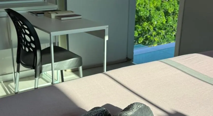 Suíte Conforto com AR, TV e sacada em Florianópolis - Image 1