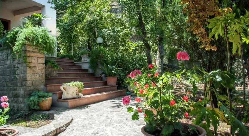 Charming House in Amelia with Lake View, 200 m² - Image 1