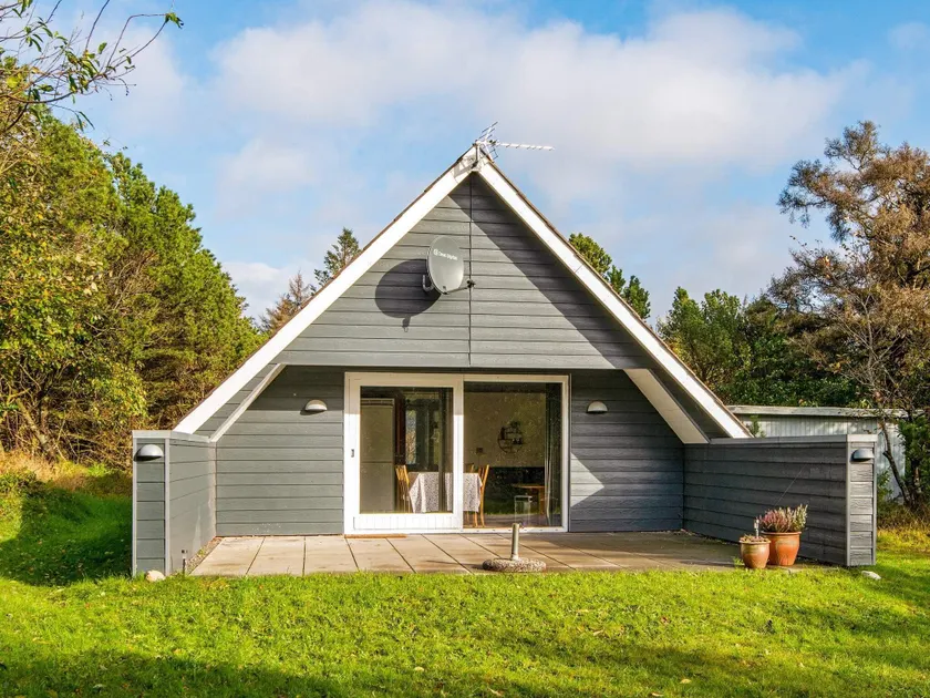 3-Bed Retreat with Modern Kitchen - Image 1