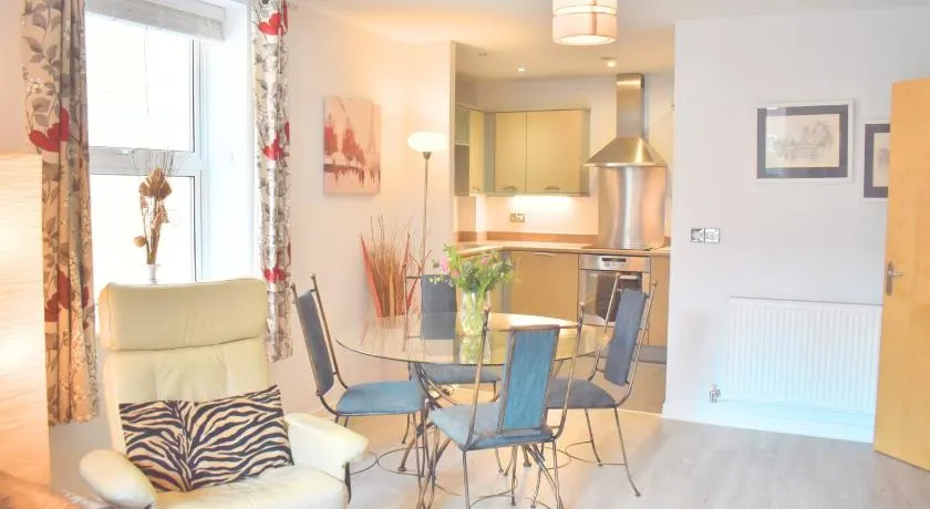 Chichester City Centre 2 Bedroom Flat I Ground Floor with Underground Parking I Chichester Holiday Properties - Image 1