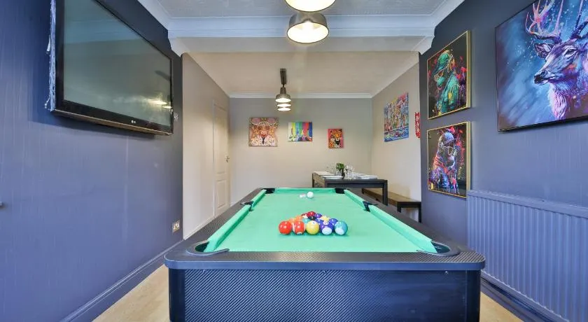 Spacious 3 Bed Home with Pool Table - Image 1