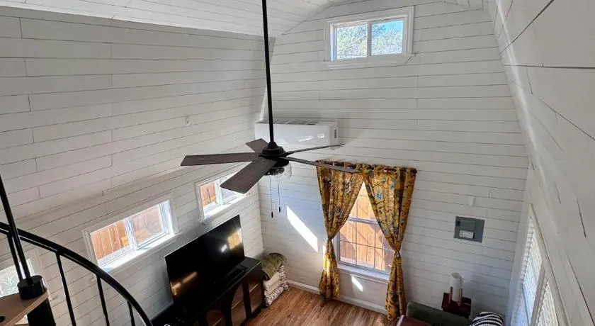 Stylish 1940s Home with Barn Guest House - Image 1