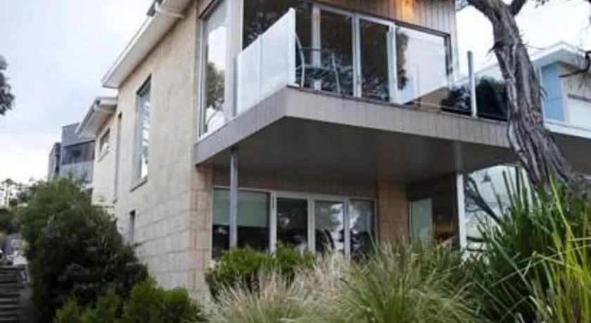 Battery Cove Beach Front Apartment - Image 1