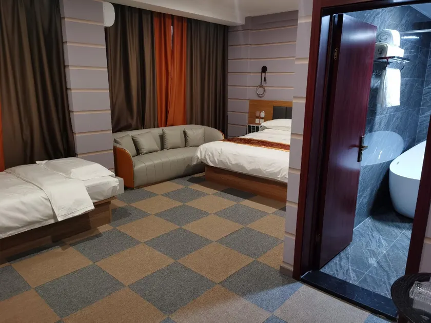 Donghui Hotel - Image 1