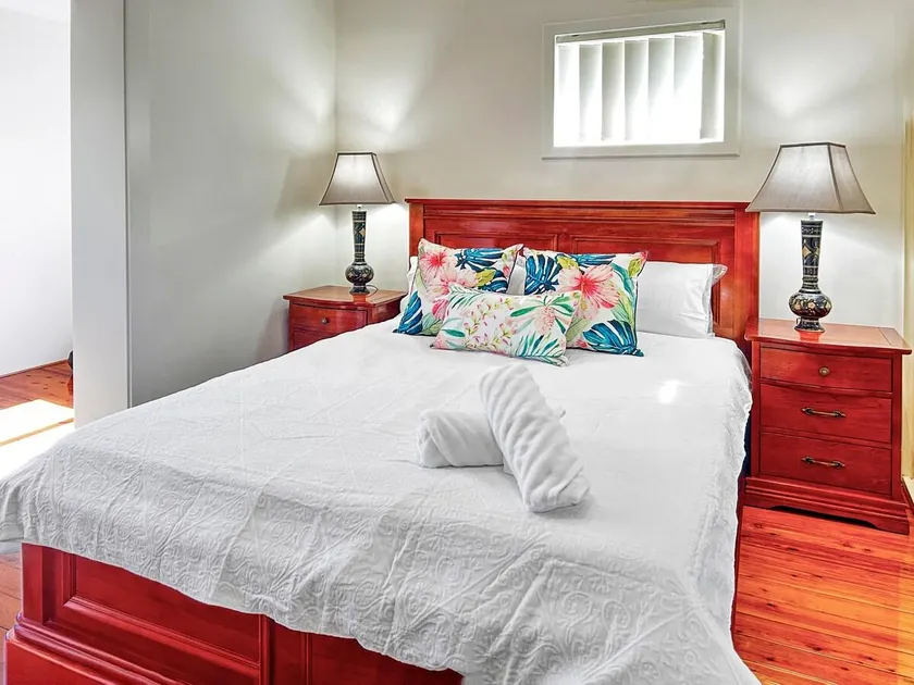 Family retreat house 3 bdrm with parking Netflix close to train - Image 1