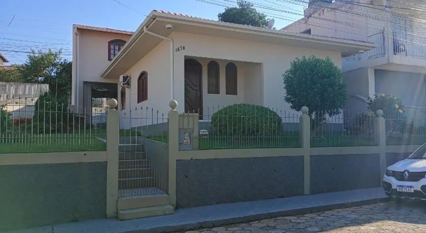 Casa 4 Quartos garagem 3 carros, churrasqueira e ar condicionado, - Image 1