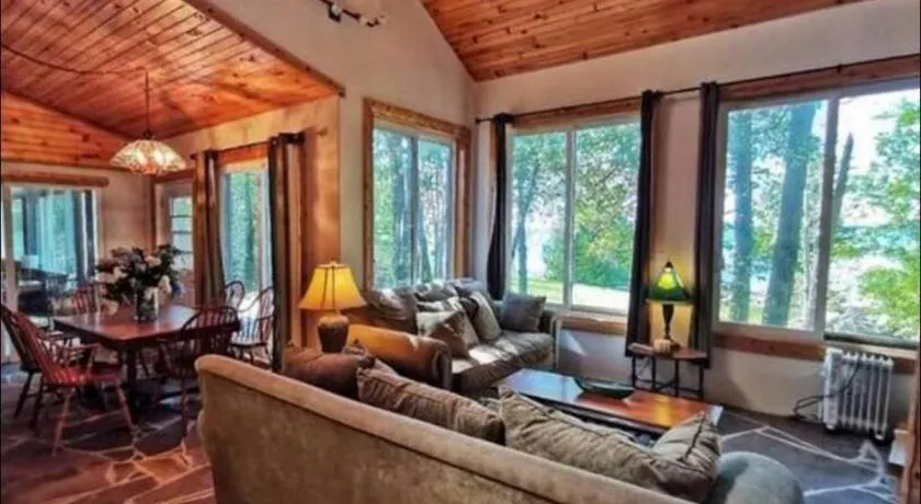 Waterfront Cottage in Lion's Head - Image 1