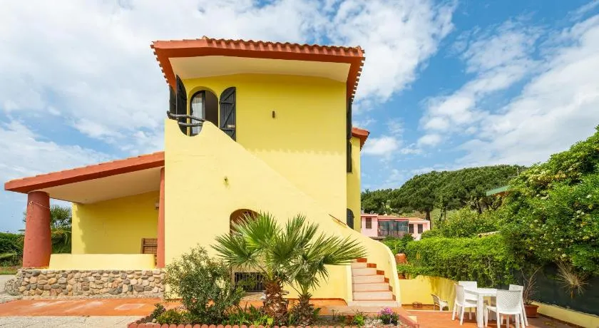 Villa with garden - Image 1