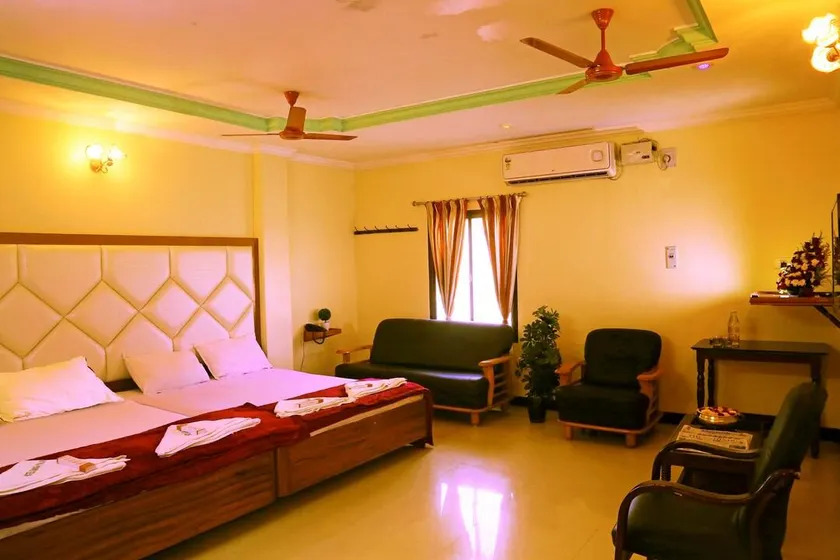 Hotel Ganga Palace - Image 1