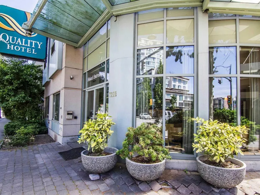 Comfort Hotel Vancouver Airport - Image 1