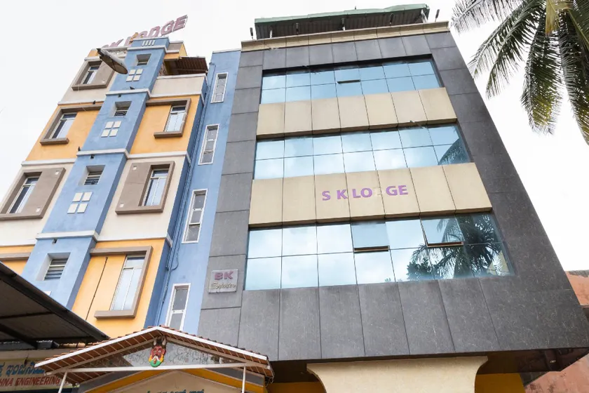 Hotel O SK Lodge - Image 1