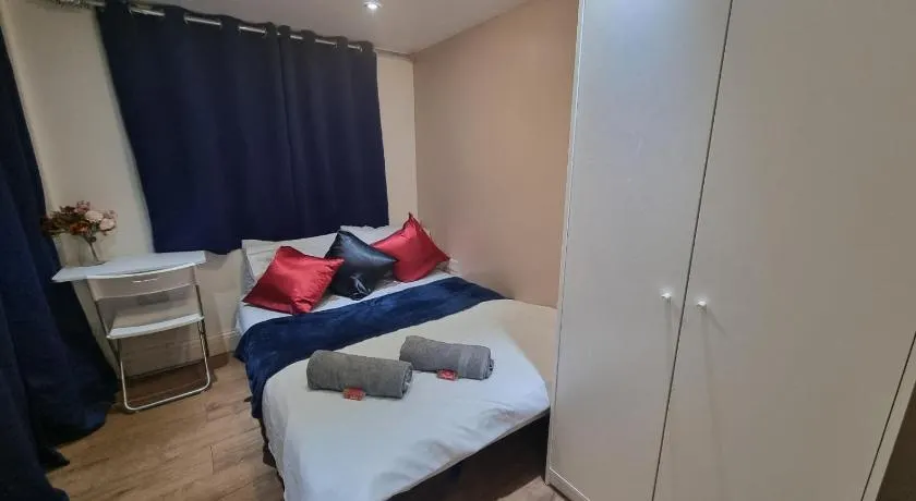 2 bed flat in Heathrow London Free parking - Image 1
