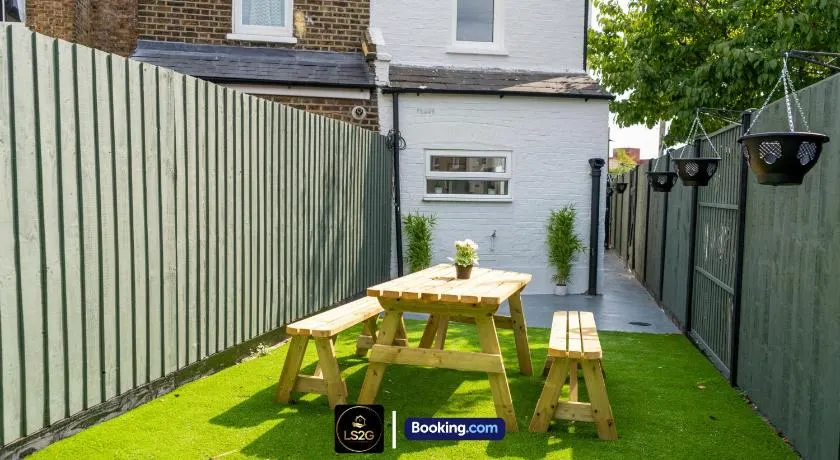 Spacious 5-Bed House with Parking in Wood Green by LS2G Stays - Image 1