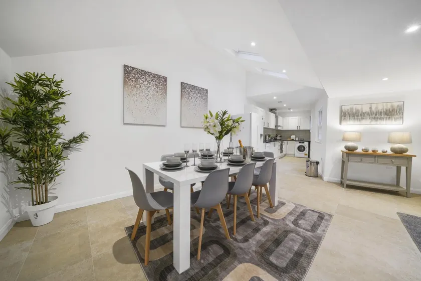 Eton House-Stunning-Castle views-5Bed-Free-Parking - Image 1