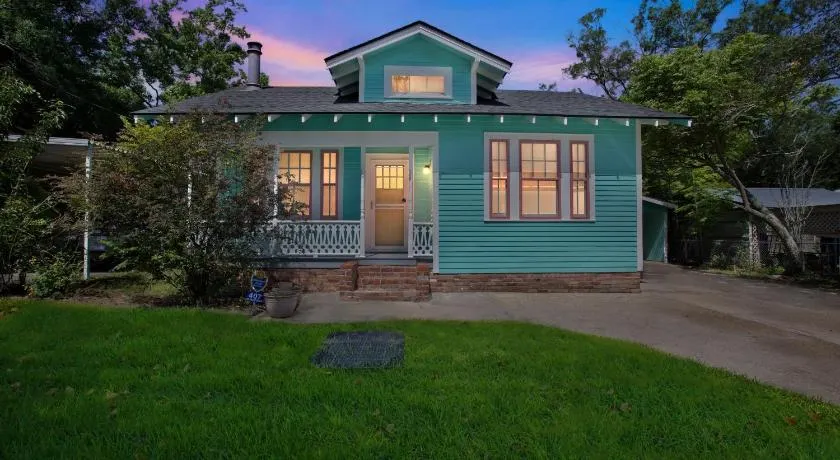 Retro Revival With Modern Luxury 3 Bedroom Home - Image 1