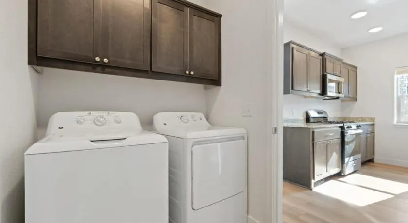 Modern Spacious Pool Apartment PET FRIENDLY - Image 1