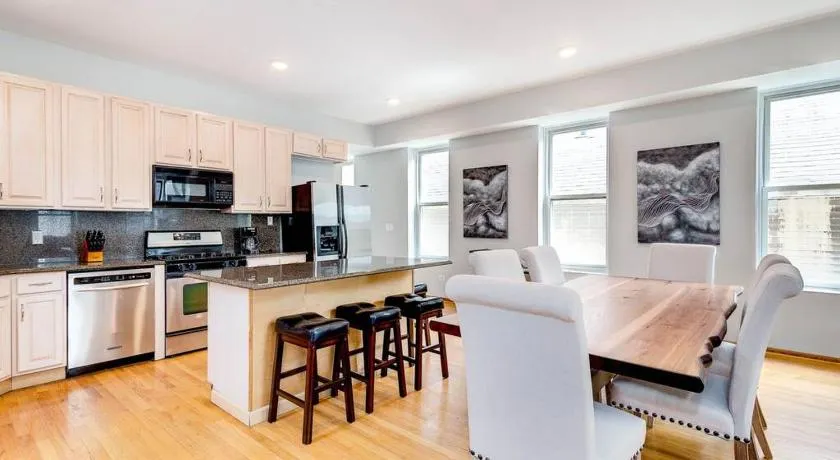 Stunning 2 Floor Penthouse Downtown - Image 1