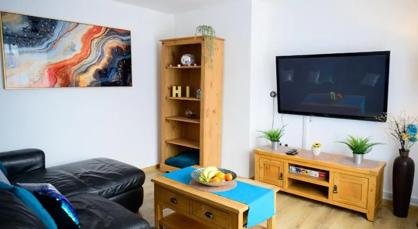 Modern house , Perfect for business trip & Families holiday or working proffesionals-5 min from M1 J25 , 500MB Wi-Fi , Netflix , Fully equiped kitchen , Asda supermarket 5 min walk , Free Secure parking with CCTV ,available monthly deals - Image 1