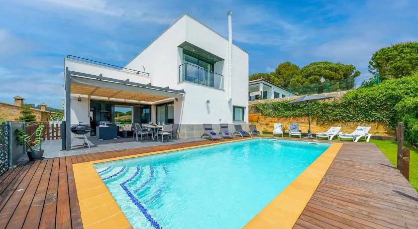 Luxurious Home In Blanes - Image 1