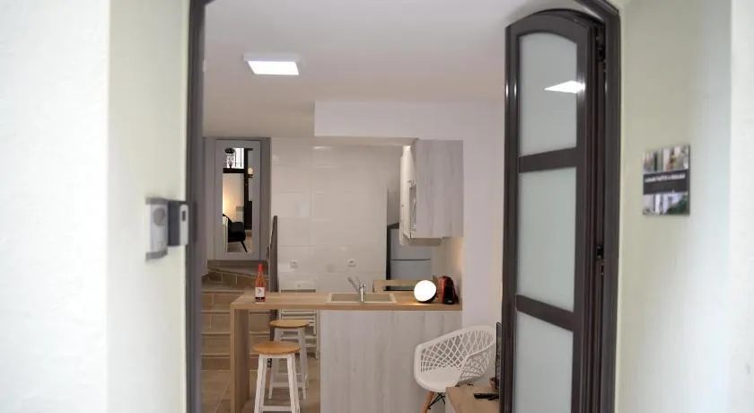 Casa con Encanto en el Centro de Peralada: 6 Personas, WiFi, SMART TV, A/C - ES-228-172 - Image 1