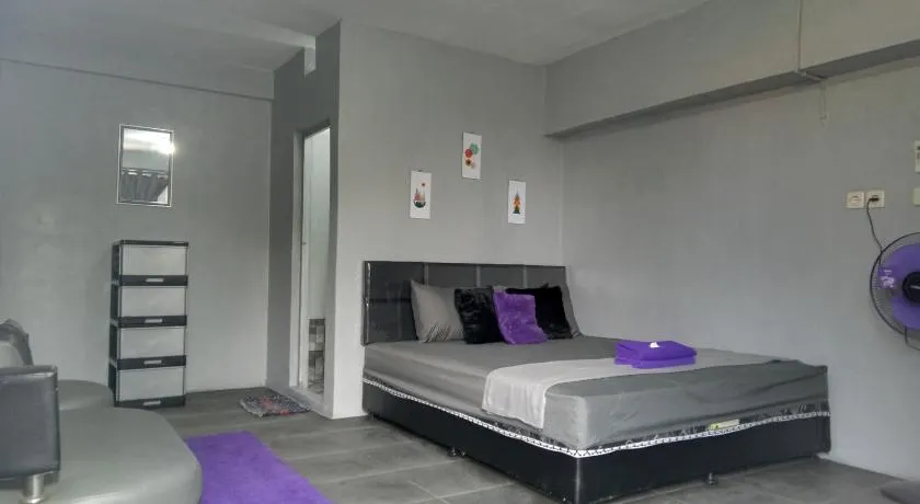 RINA Guest House Pacitan - Image 1