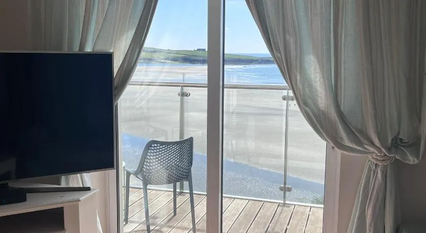2 bed Beachfront Apartment Inchydoney Cork - Image 1