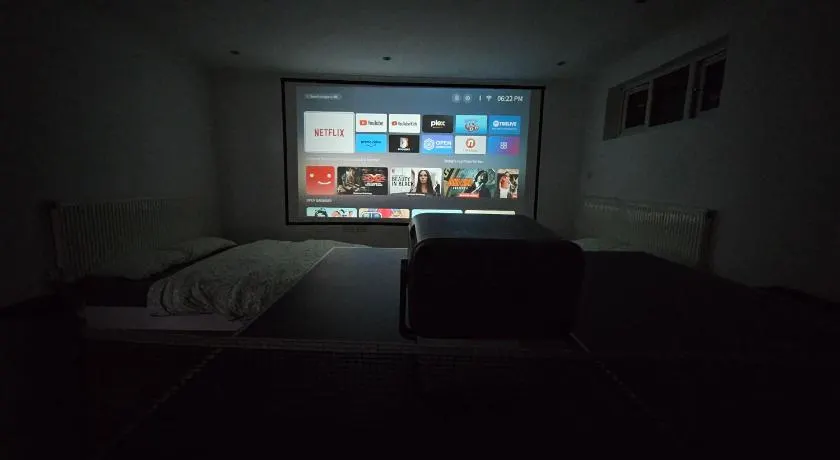 Large Annexe with games room pool table ping pong air hockey movie projector - Image 1