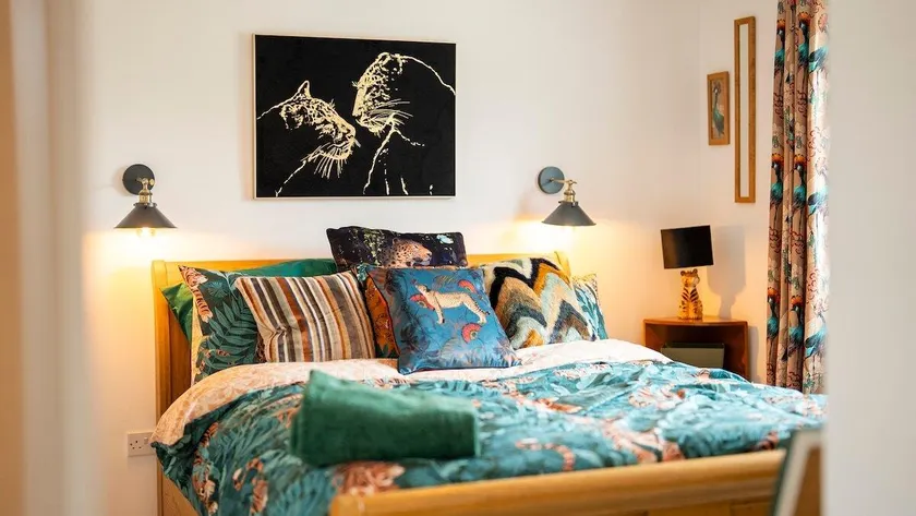 Artful Abode - Garden Patio, Parking, Sleeps 8 - Image 1