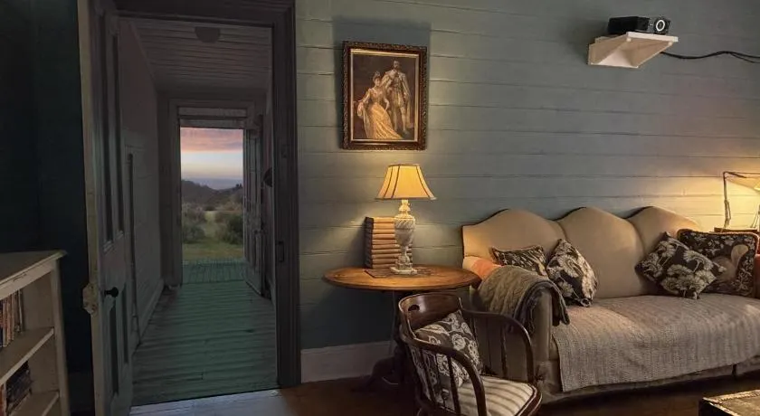 Original 1895 cottage with magnificent uninterrupted views of valley - Image 1