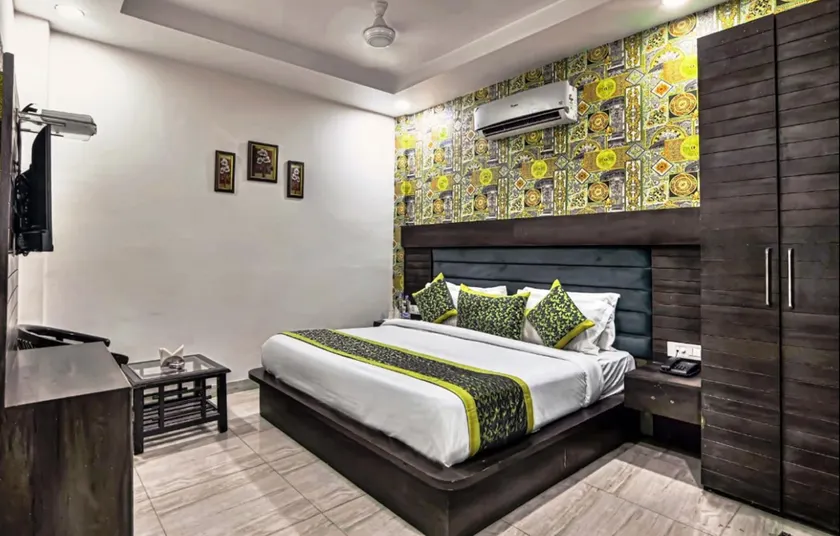 Hotel Royals Grand Galaxy - Image 1