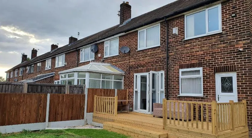 Spacious 3BED Home in Manchester 5 mins walk to Clifton Station with Spacious Garden and Free Parking - Image 1