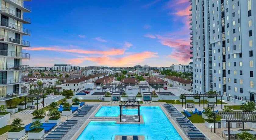 Stylish Studio with Pool View at the Heart of Downtown Doral - Image 1