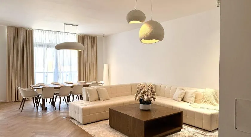 Seven Emirates Luxe Hostel - Yas Island Gate - Image 1