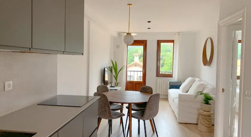 ACOGEDOR APARTAMENTO CON TERRAZA Y PARKING Publico EN COMILLAS - Image 1