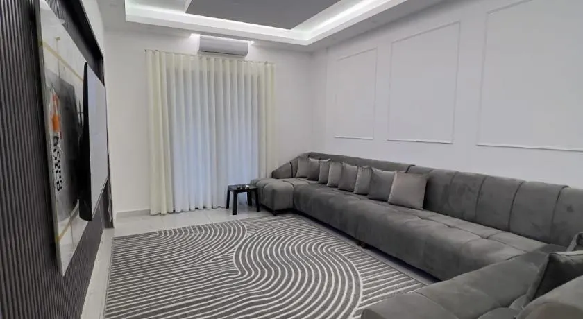 24 Stunden Strom Neu renovierte Wohnung mit Garten & Pool WLAN Verfügbar - Image 1