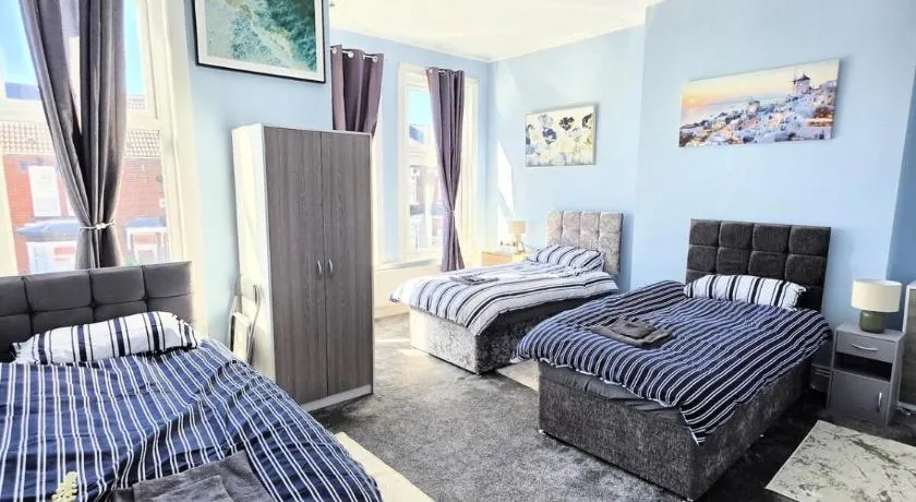 Kings Road Modern Home - 7 Beds - Ideal for Workers - Image 1