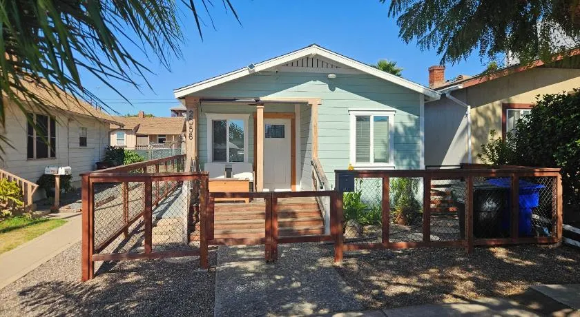 Modern Charming Steps From Downtown Family Friendly Gated Private Driveway Parking Conventions,Petco Park,Rady Shell, Gaslamp, Beaches, Zoo,Balboa Park - Image 1
