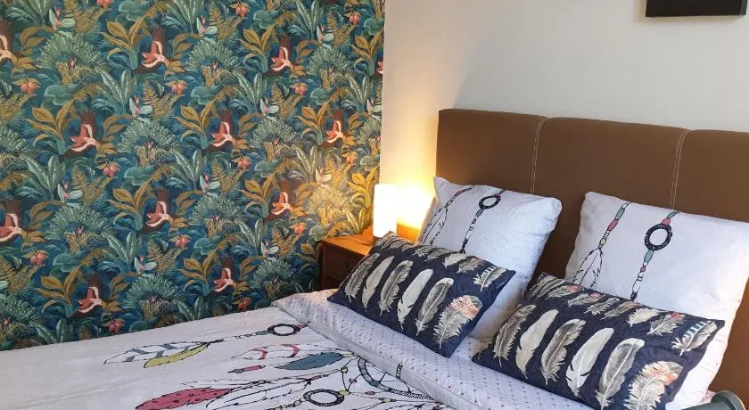 Chambre privée dans une maison avec piscine - Image 1