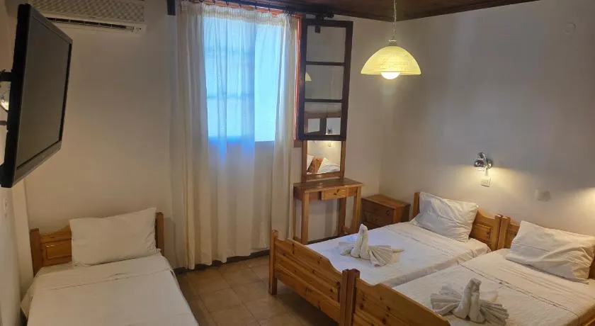 Zeus room 3 beds - Image 1