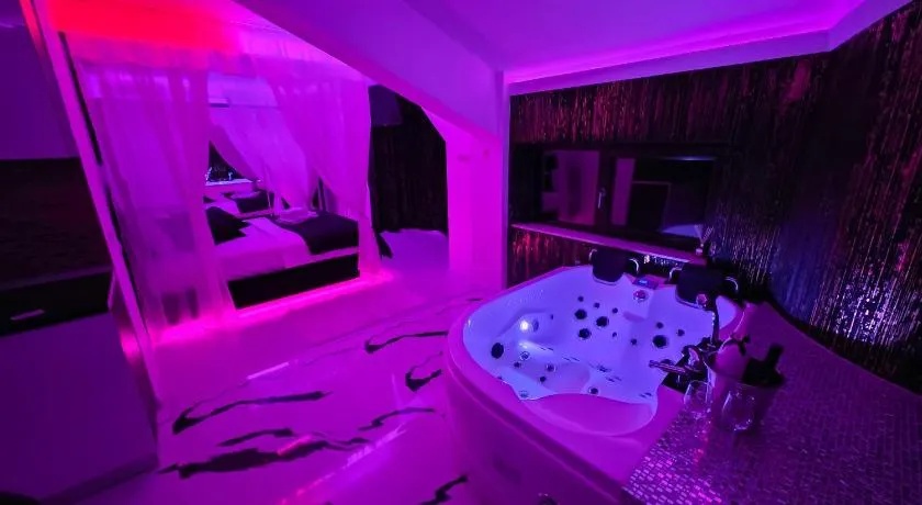 Luxury Central Studio - Image 1