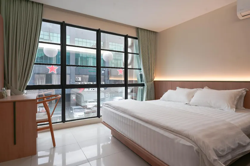 Green Hotel - Image 1