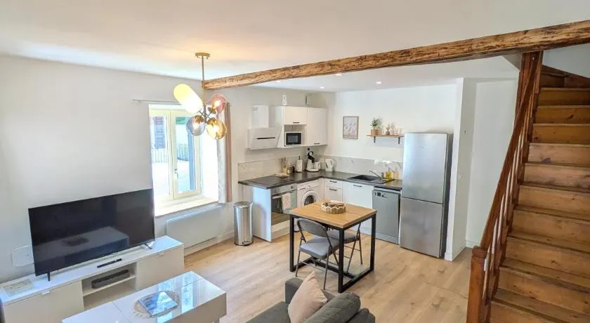 La Tour - Appartement rénové, calme et confortable - Image 1