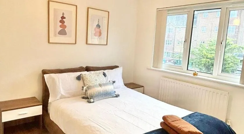 KH-Entire House -Central Scotland, Self-Check-in , Pet-friendly and with Parking - Image 1