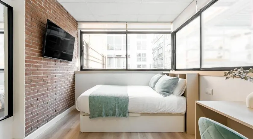 Square Rooms by Charming, cerca del aeropuerto y con un pequeño gimnasio - Image 1