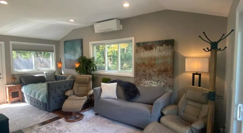 Cozy en suite with high ceilings - Image 1