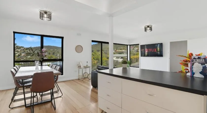 Mountain Views in a Quiet Neighbourhood also Close to CBD - Image 1